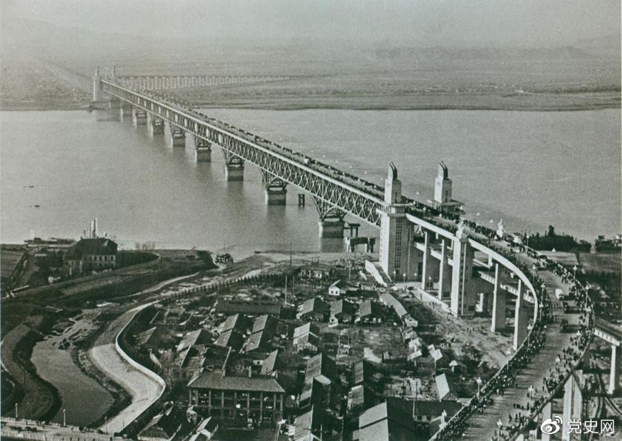 1968年12月29日， 南京長(zhǎng)江大橋全面建成通車。這是當(dāng)時(shí)中國(guó)自行設(shè)計(jì)建造的最大的鐵路、公路兩用橋。